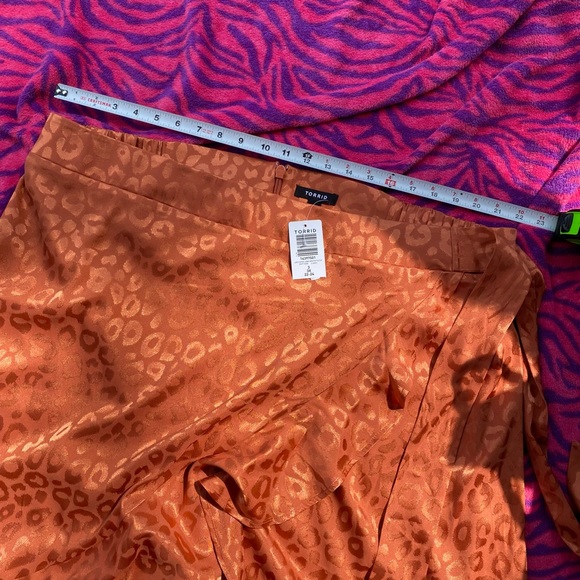 Torrid orange leopard print silky skirt - Picture 7 of 9
